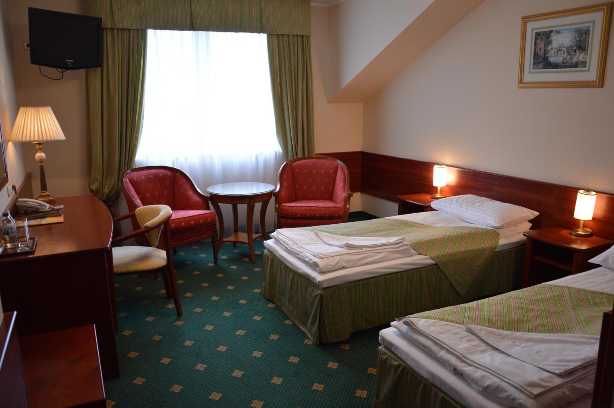 Hotel Batory Tluszcz Luaran gambar