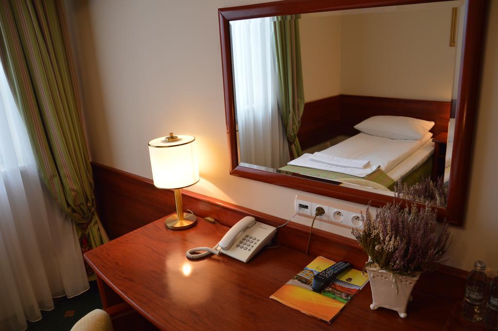 Hotel Batory Tluszcz Bilik gambar